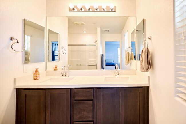 Building Photo - Henderson Townhome for rent