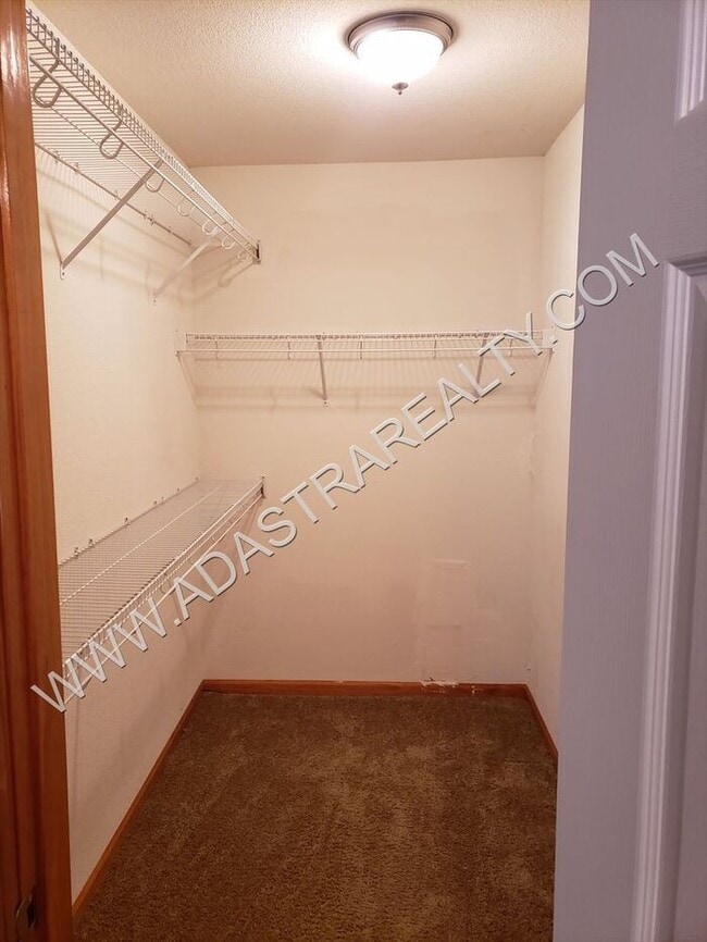 Building Photo - Beautiful Ranch Duplex in Edgerton-Available NOW!!