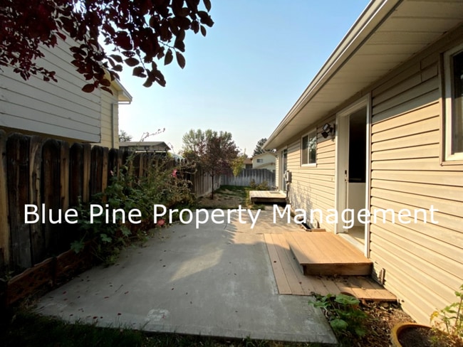 Building Photo - 896 Lucille Ave