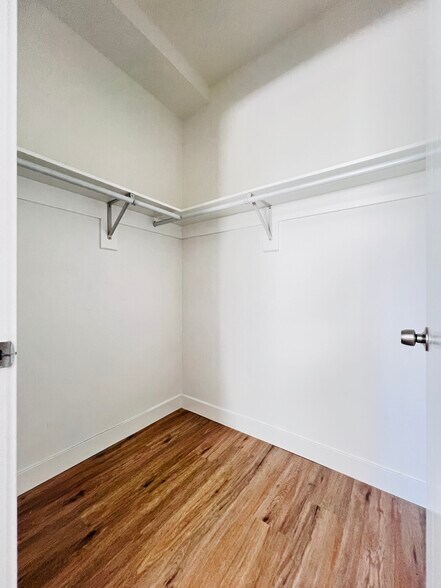 Building Photo - 4576 Oakwood Ave