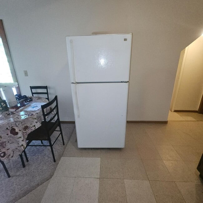 Building Photo - 2 bedroom in proximity to UWEC and downtown available June 1st