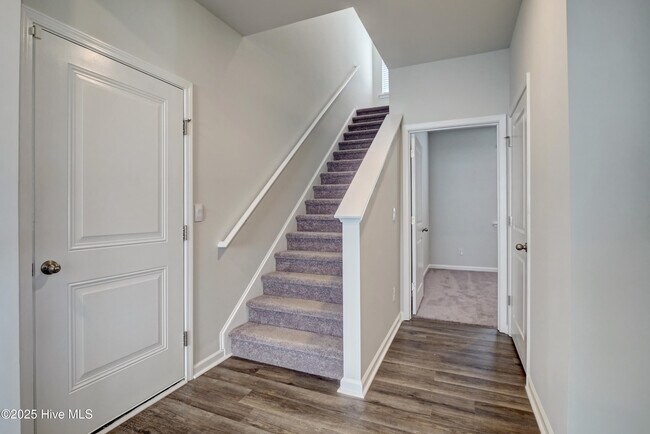 Building Photo - 1329 Clendon Cir