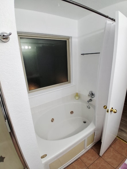 Building Photo - 2 Cloverdale and Wheatland