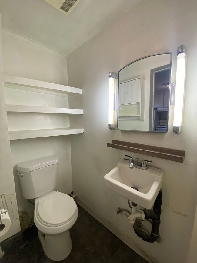Building Photo - Cheney Studio Apartment Available 8/15
