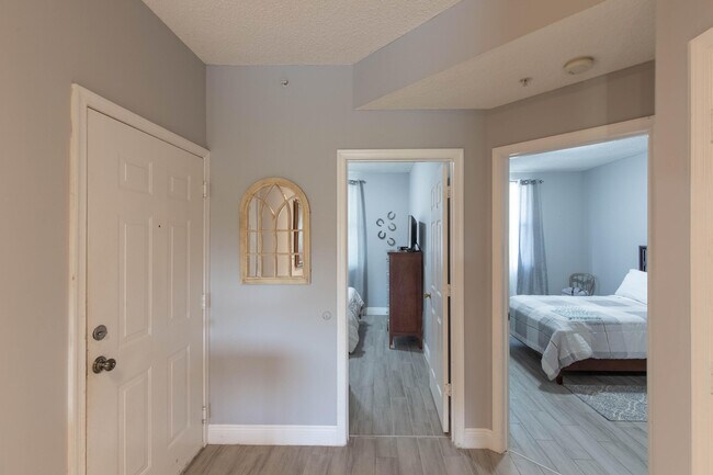 Building Photo - 2040 Greenview Shores Blvd