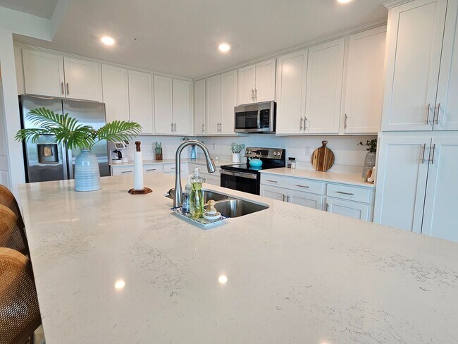 Building Photo - Annual UNFURNISHED or FURNISHED for your convenience: 2 Bedroom 2 Bathroom 2nd Floor Elevator acc...
