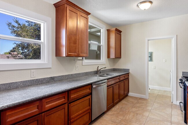 Building Photo - 1722 Quesada Ave