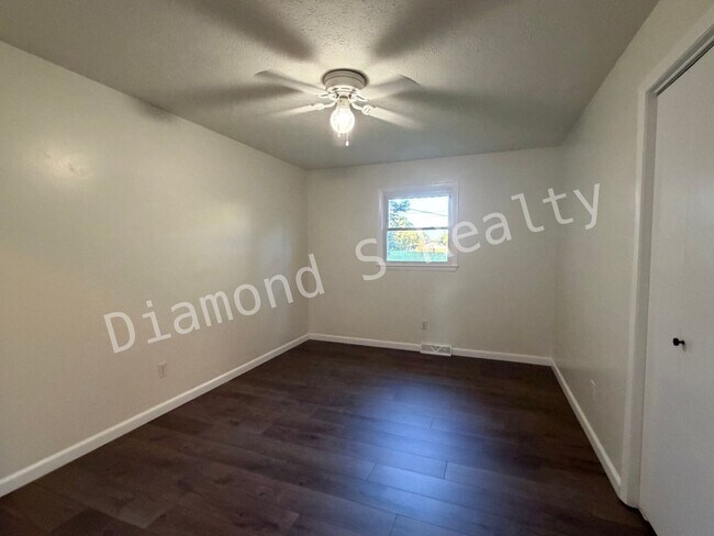 Building Photo - Spacious 3 Bedroom Home in South Springfield!