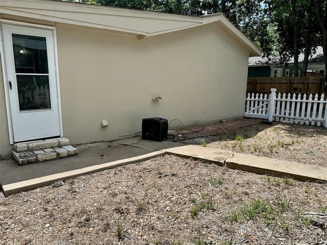 Building Photo - 1404 Forest St
