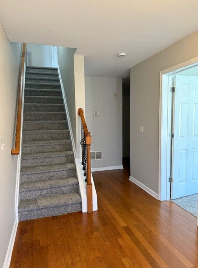 Building Photo - Stunning 4 BR / 3.5 Bath Townhome in Atlanta!