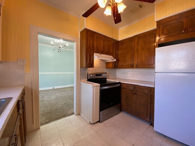 Building Photo - Move in Special!! 2 Bedroom 1 Bath Histori...