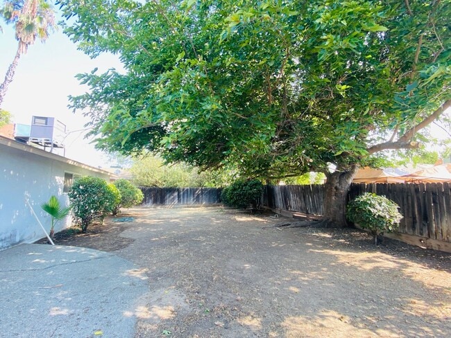 Building Photo - $2,100 Fowler & Ashlan, 3 Bedroom Home - C...
