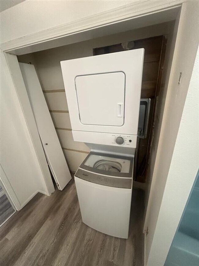 Building Photo - 209 E 3rd St