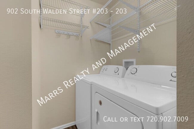 Building Photo - 902 S Walden St