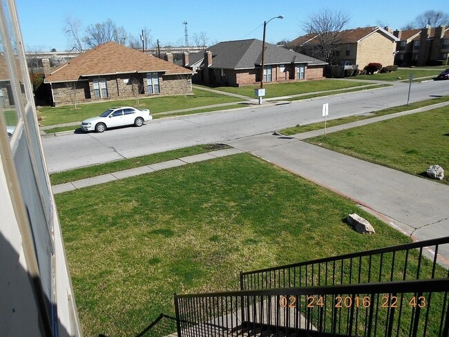Building Photo - Nice Four plex unit upstairs in Irving.