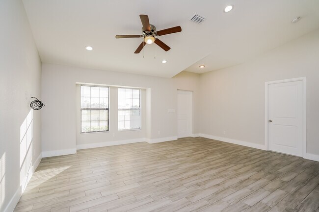 Building Photo - 1232 NE 7th Pl, Cape Coral, FL