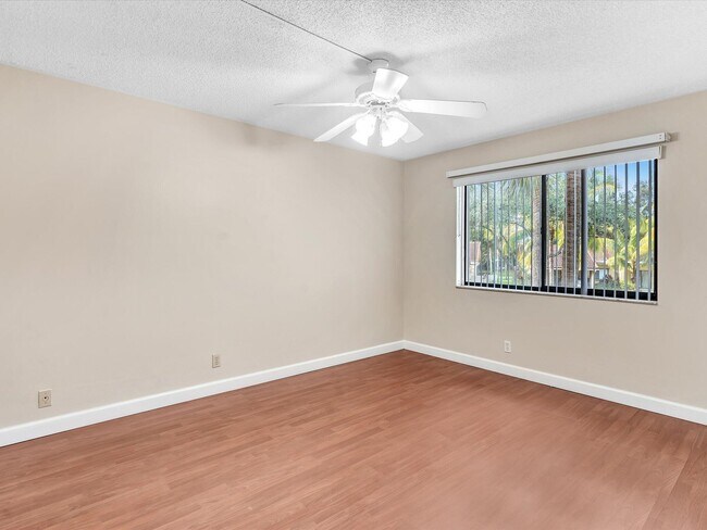 Building Photo - 16252 Laurel Dr