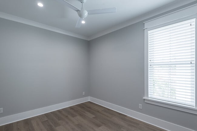 Building Photo - 6 Sanctuary Ct