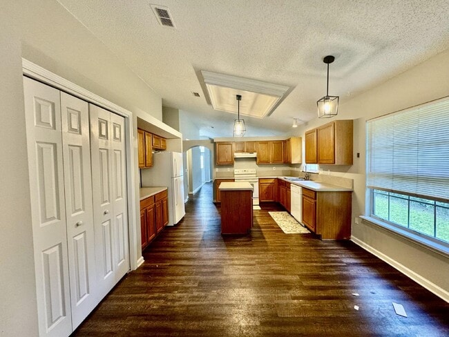 Building Photo - Spacious 4/2 Available for Rent.