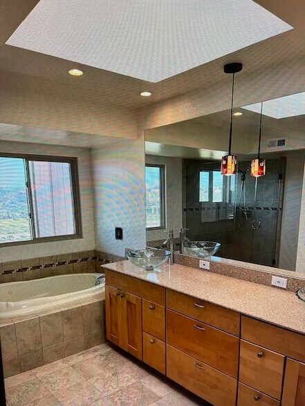 Principal Bath - 6765 Fashion Hills Blvd