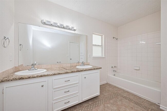 Building Photo - 5323 Forest Dr