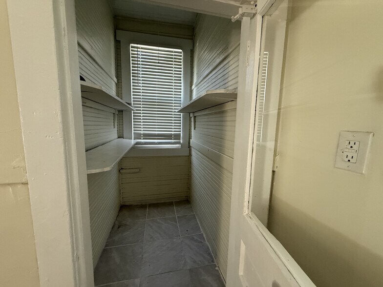 Building Photo - 1371 Ridgeway St