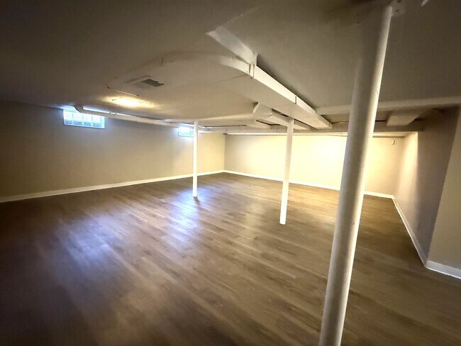 Building Photo - Spacious 3 Bedroom 2 Bath Home