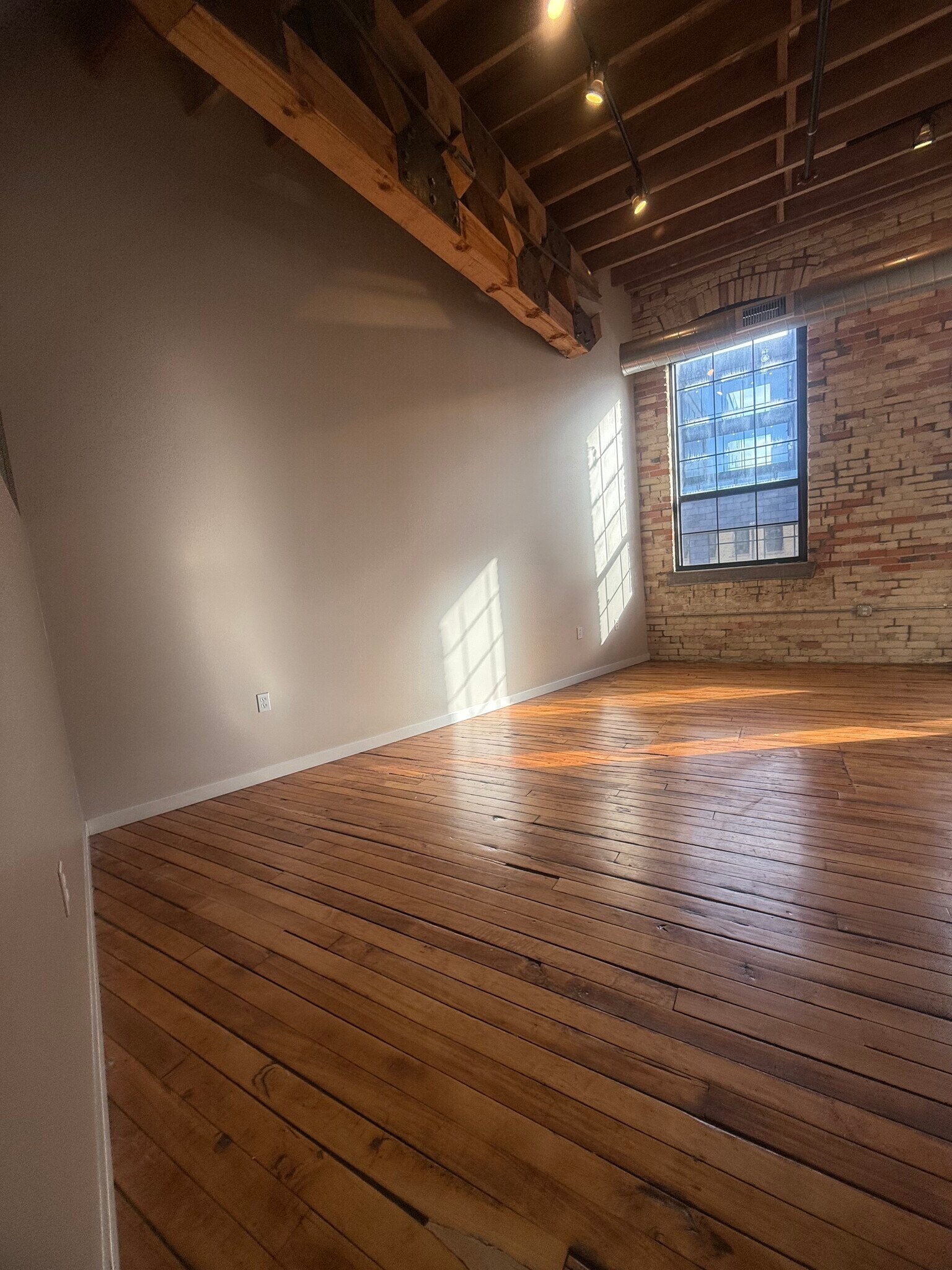 Building Photo - 146 S River Ave
