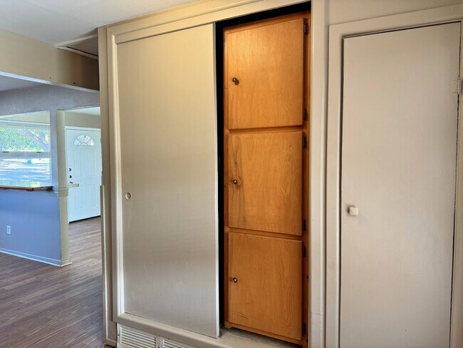 Building Photo - 703 Pecan St