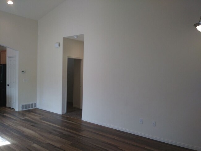 Building Photo - Gorgeous 5 Bedroom 3 Bathroom home in Lehi