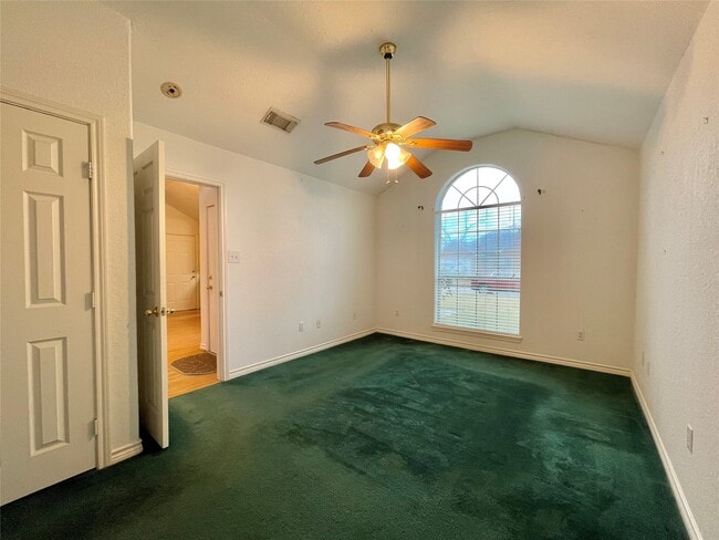 Building Photo - 704 Manor Dr