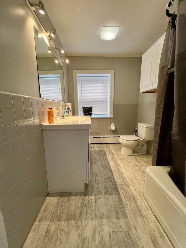 Building Photo - Gorgeous 5-Bedroom Single Family Home in Upper Darby! Available NOW!