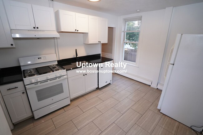 Building Photo - Spacious 2 Bed Right In The Heart Of Allston!