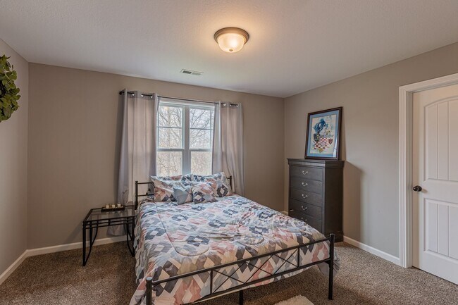 Building Photo - Pet Friendly Three Bedroom!