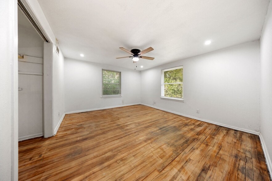 Building Photo - 809 Burleson St