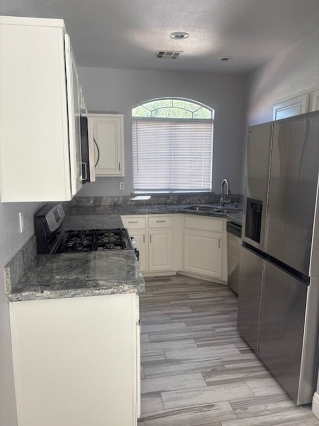 Building Photo - one story house with 3 bedrooms