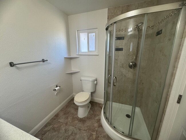Building Photo - 4 Bedroom Home in Sacramento
