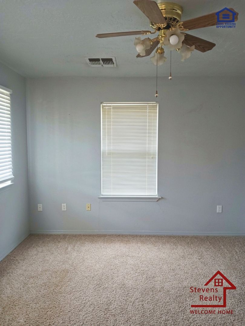 Building Photo - 1302 SW Texas Ave