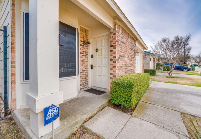 Building Photo - 2912 Pegasus Dr