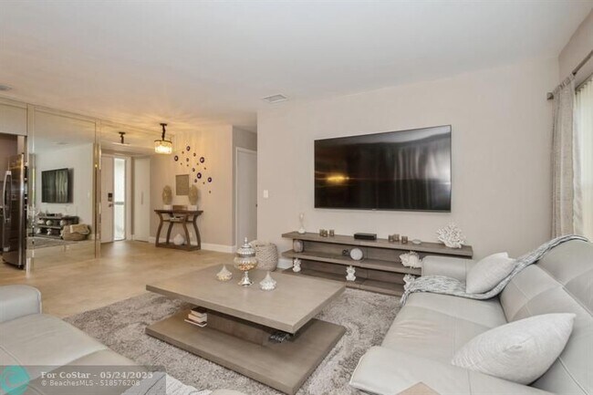 Building Photo - 4485 Carambola Cir N