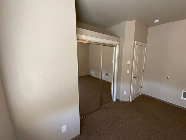 Building Photo - 3 Bedroom, 2.5 Bathroom Close to UO Campus