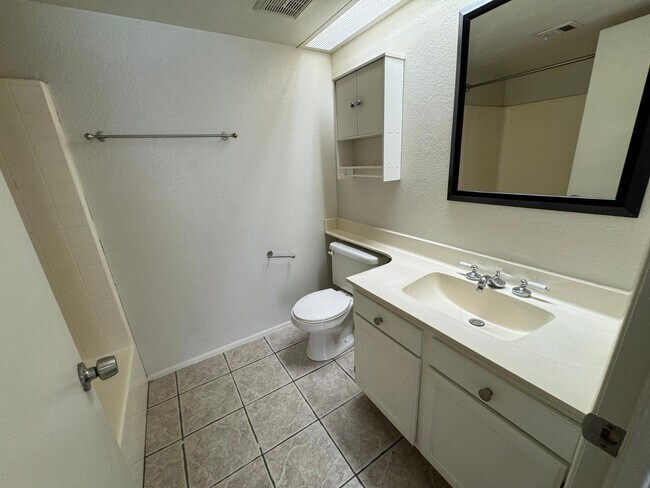 Building Photo - 1905 E University Dr