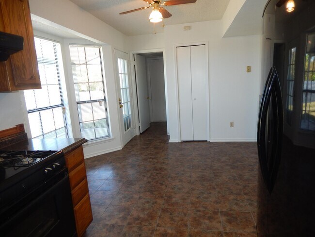 Building Photo - 1613 Bobby Lee Dr