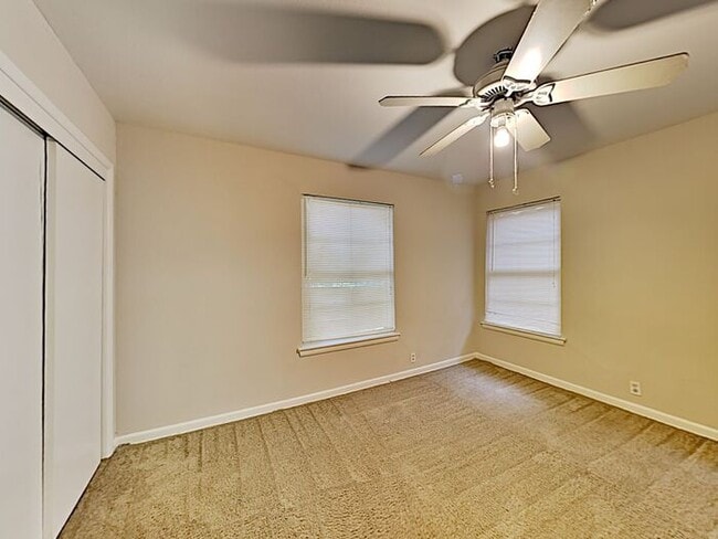 Building Photo - No Application Fees* $500 off 1st Month Rent*