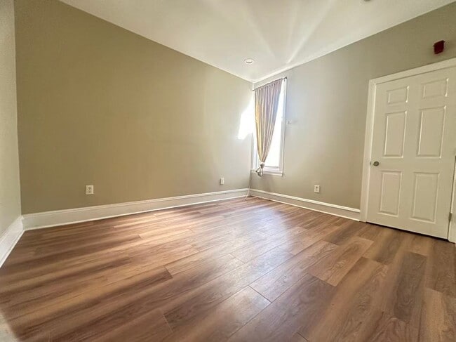 Building Photo - 1828 W Diamond St