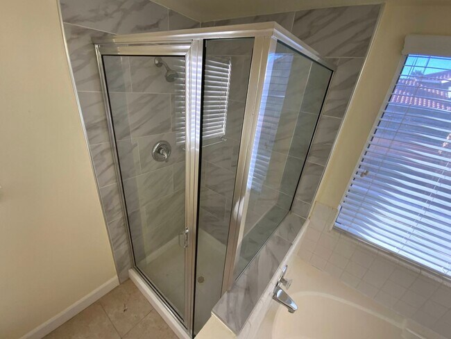 Building Photo - 4 BEDROOM AT THE LAKES WITH A POOL AND SPA!!