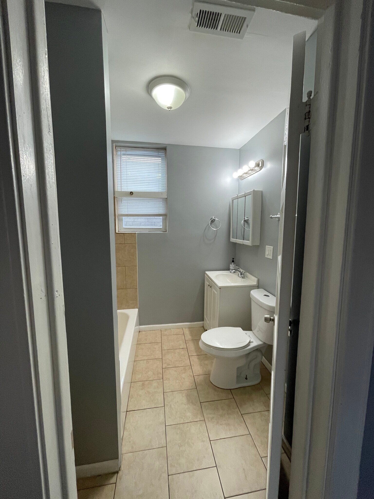 Building Photo - 2532 S Albany Ave