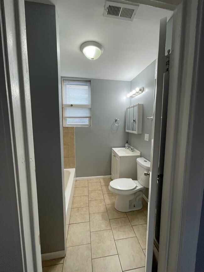 Building Photo - 2532 S Albany Ave