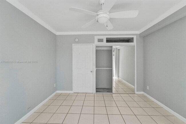 Building Photo - 1430 Brickell Bay Dr