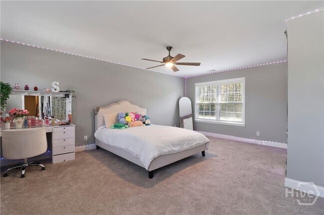 Building Photo - Perfect blend of luxury and comfort